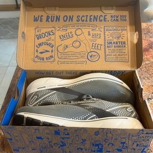 Brooks ghost 14 running sneakers, BN, never worn, in box. Men’s 9.5 medium.